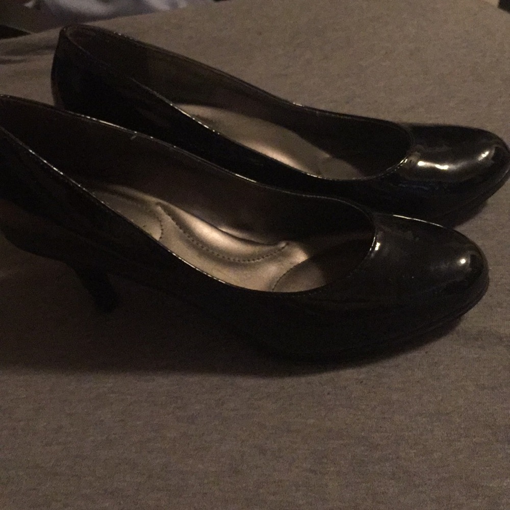 Black pumps
